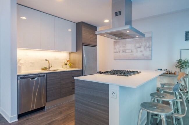 Photo - 211 W Hubbard St