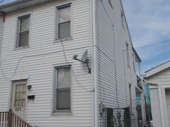 Building Photo - 3 Bedroom Home