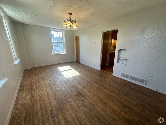 Building Photo - FOR RENT- Two Bed One Bath Downtown Apartm... Rental