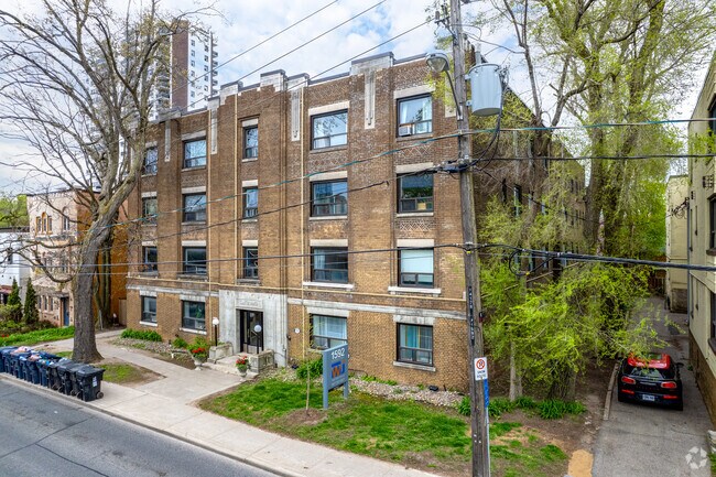 Photo - 1592 Bathurst Street