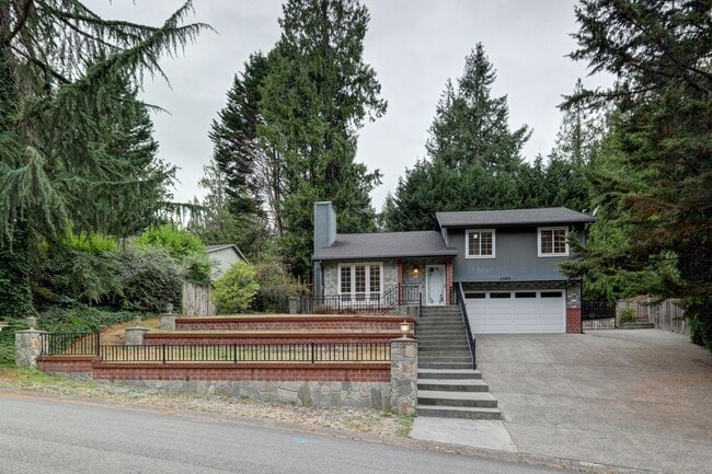 Building Photo - Stunning 3BR 1.75 BA Sammamish Home. Rece...