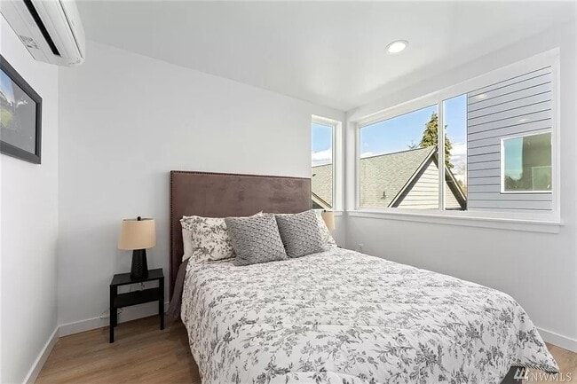 Photo - 5712 Roosevelt Way NE