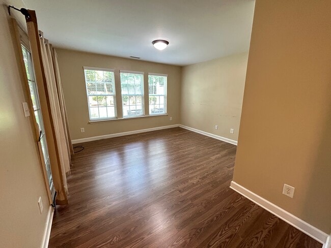 Photo - 105 Havelock Ct