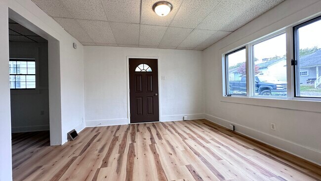 Photo - 205 University St
