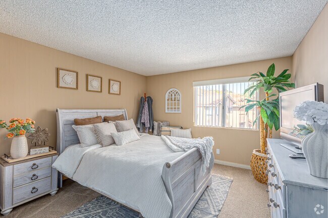 2BR, 2BA - 918SF - NON UPGRADED Bedroom