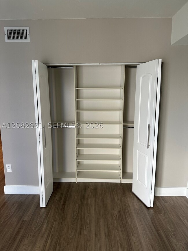 5091 NW 7th St Unit 811