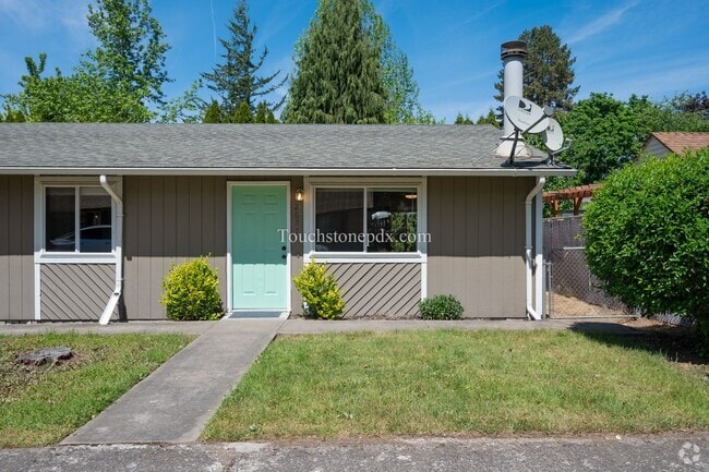 Building Photo - Classic 2BD|1BA Duplex in Near Powell Butte Rental