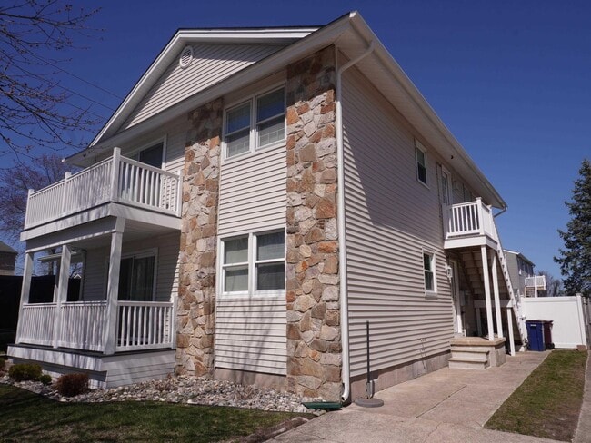 Photo - 453 Berkshire Dr