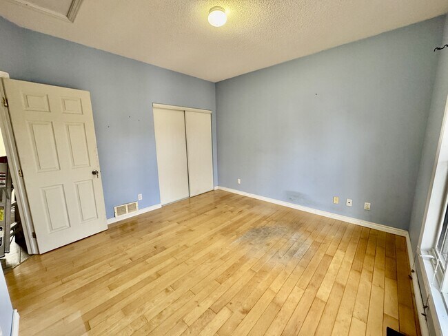 Building Photo - 163 Rue des Boulonnais Unit 2