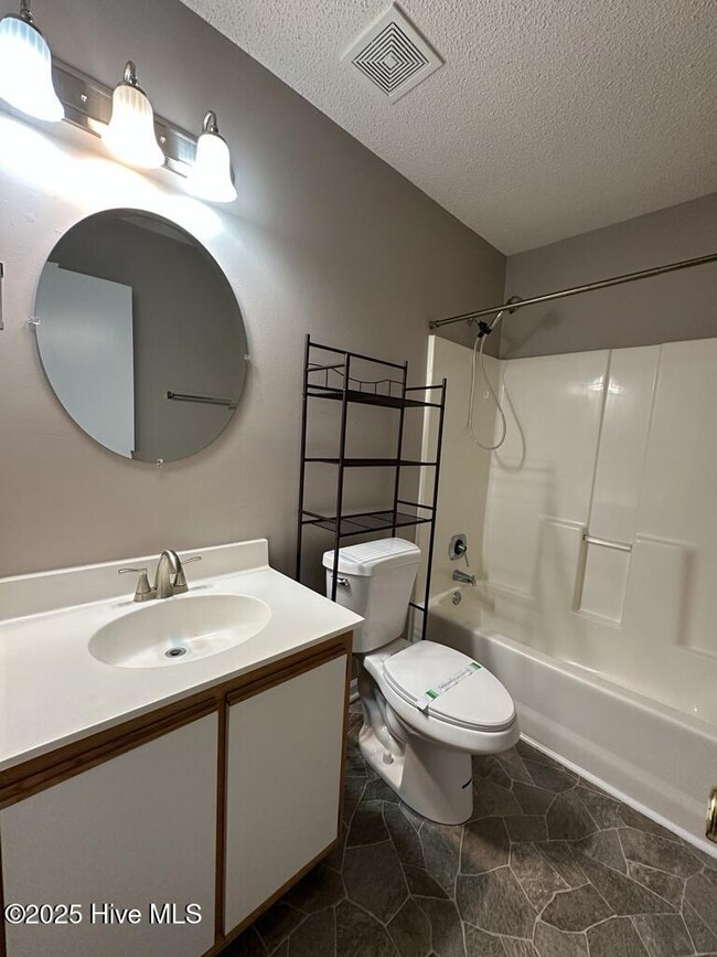 Photo - 204 Live Oak Ct