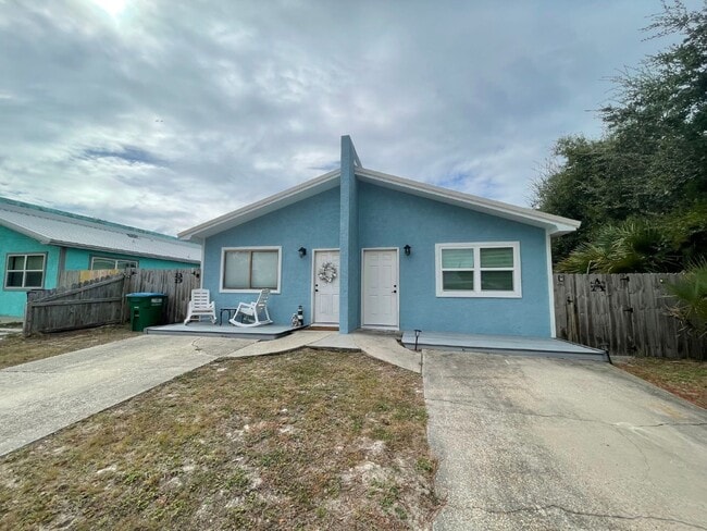 Building Photo - "Charming 1-Bedroom Oasis Just Steps from Panama City Beach!"