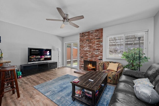 Building Photo - Secluded backyard!