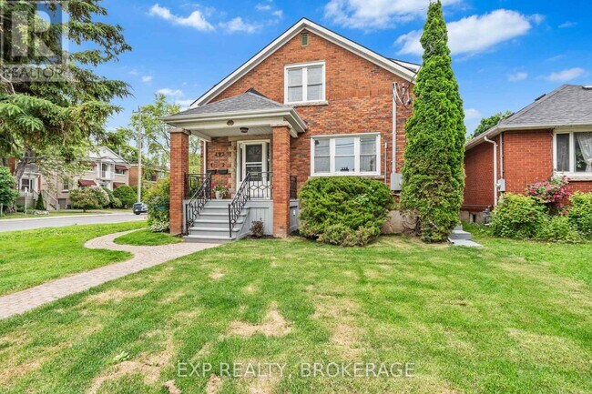 Photo - 493 College St