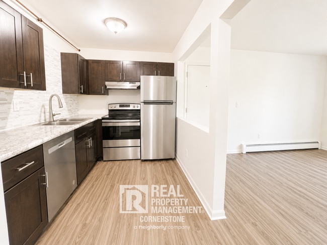 Building Photo - Budget-Friendly Comfort | 2-Bedroom with Updated Kitchen & Heat Included Unit 4