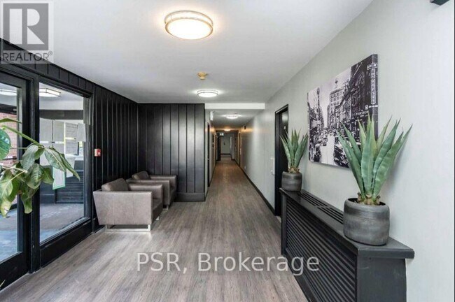 Photo - 600 Eglinton Ave W Unité 207