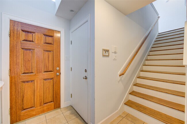 Photo - 650 Westcross St