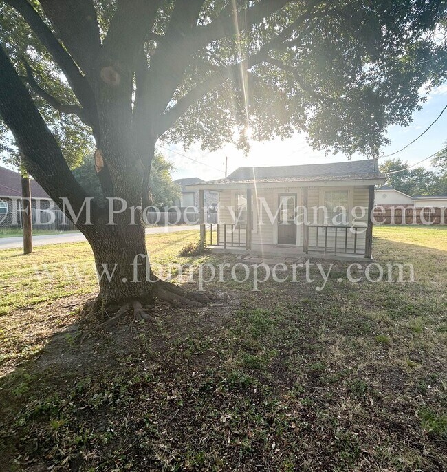 Photo - 105 E Margurite Ln