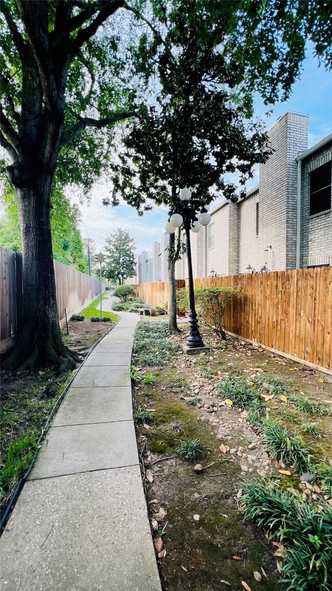 Building Photo - 17629 Red Oak Dr Unit 7629 Rental