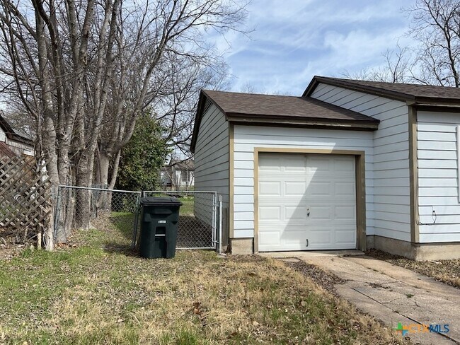 Photo - 515 W Kern Rd