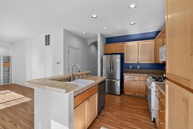 Photo - 472 NE 60th Ave