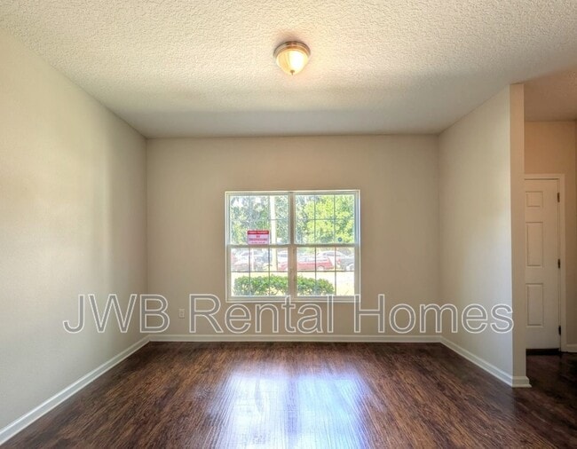 Photo - 925 Killarney Ave