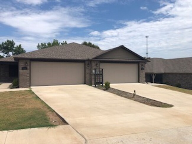 Building Photo - 3 bedroom Duplex Rental