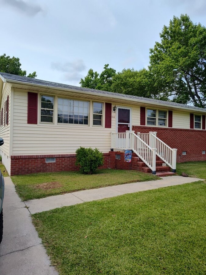 Photo - 306 Glancy St House