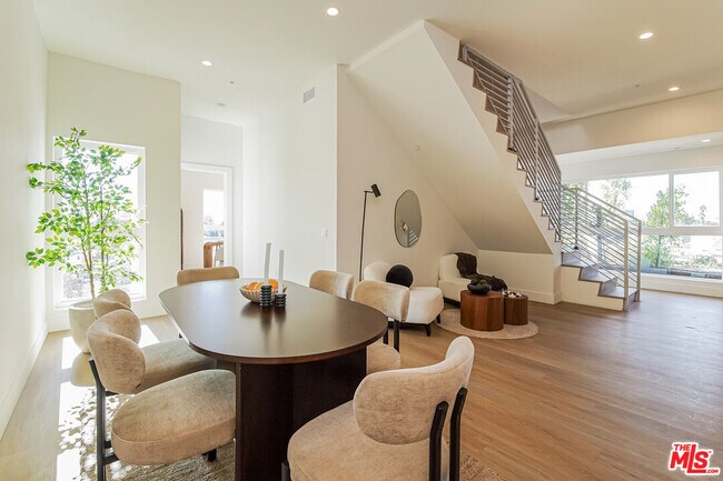 Building Photo - 611 N Virgil Ave Unit 506