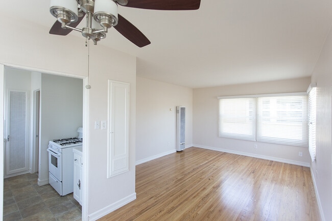 Building Photo - Charming 1 BR Corner Unit 3040 1/2 Rental