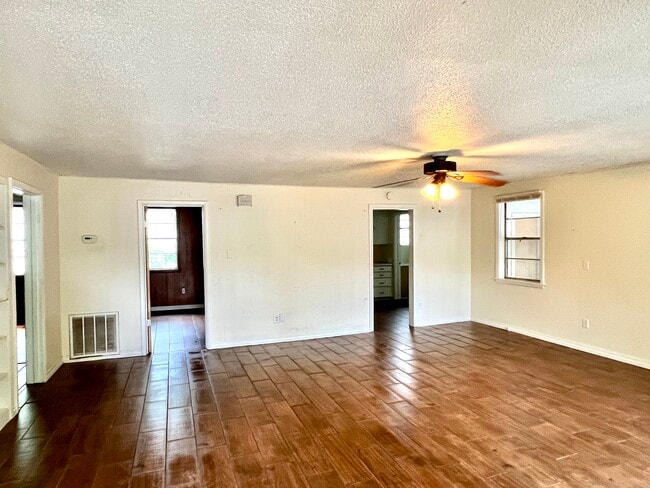 Photo - 619 W 3rd St