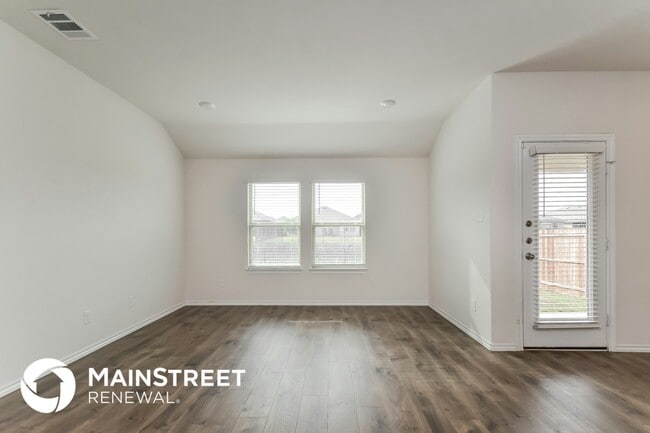 Photo - 824 English Dr