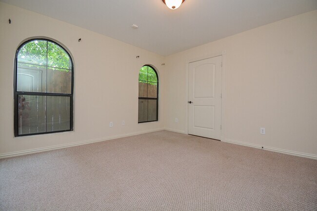Photo - 5310 Larkin St