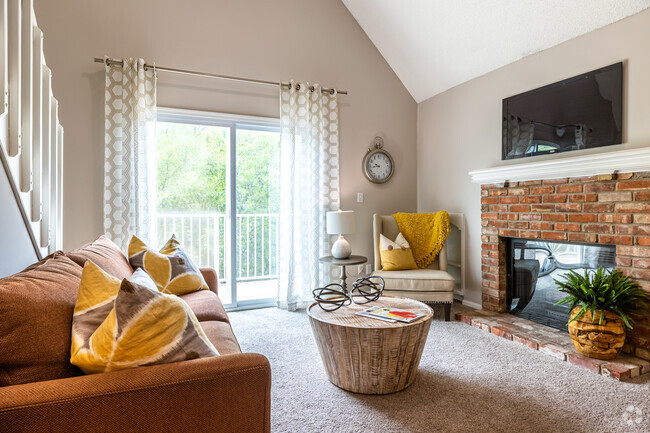 The Lakeview Loft - Living - Hunters Pointe Apartments