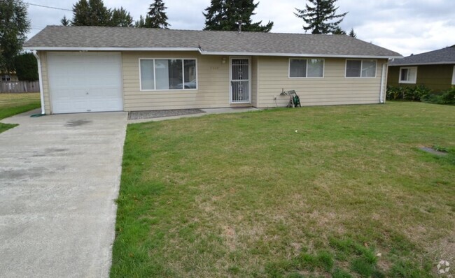 Building Photo - 3 bed on Huge Lot! Rental