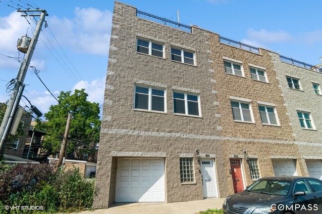 4 story, 2,050 soft, rooftop deck - 916 N Elizabeth St