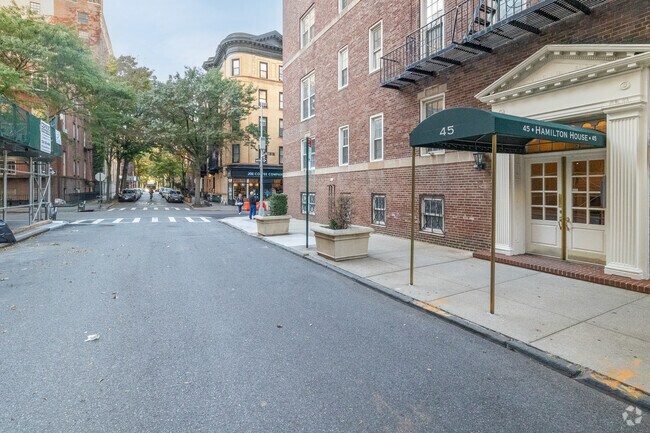 Neighborhood context - 55 Pineapple St