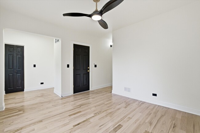 Photo - 5415 S Hoyne Ave