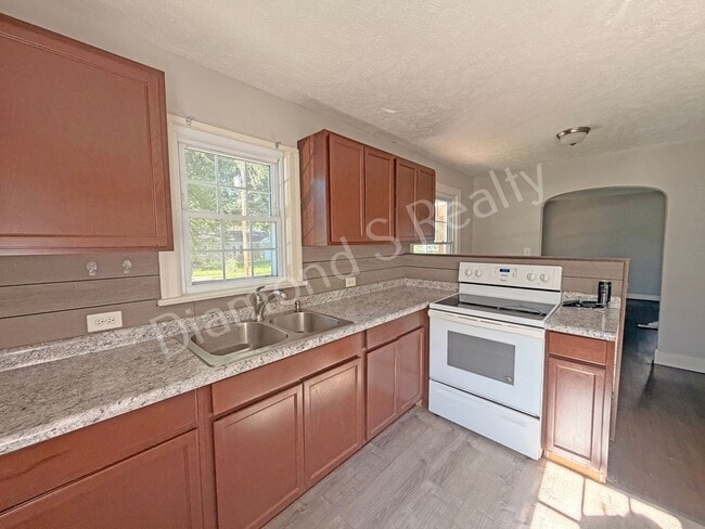 Photo - Cute 2 Bedroom Home close to Bass Pro, WOW Museum, restaurants, & Shopping!