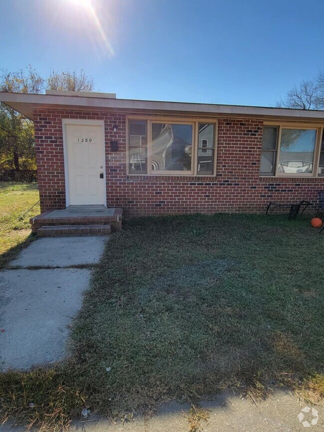 Building Photo - 2 bedroom home