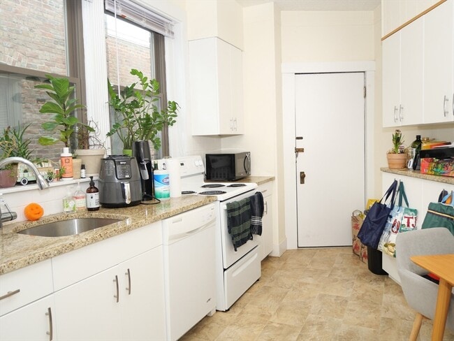 Building Photo - 1370 Beacon St Unit 12