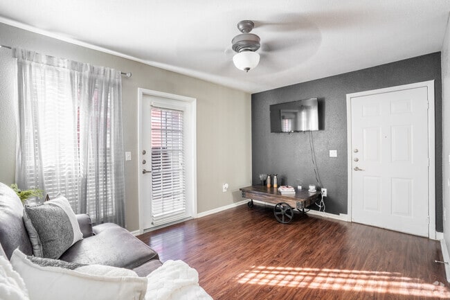 1BR, 1BA - 620SF - Living Room