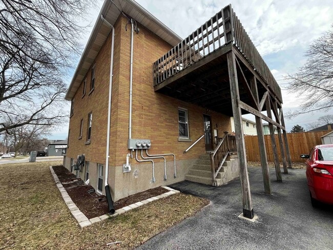 Building Photo - 381 Nelson St Unit 3- upper