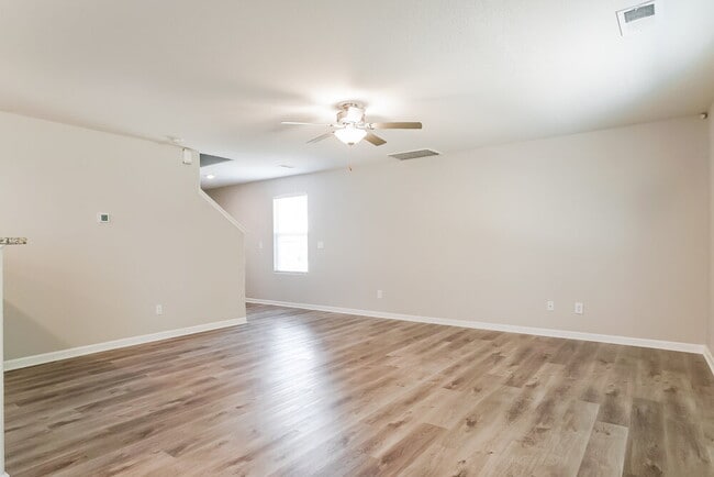 Photo - 301 Rustling Way