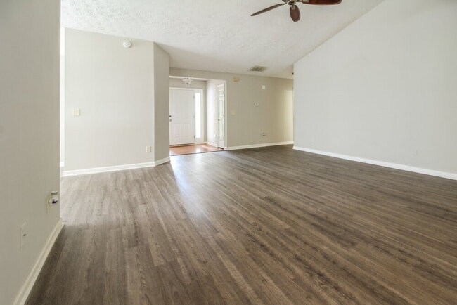5729 Lakeview Cir