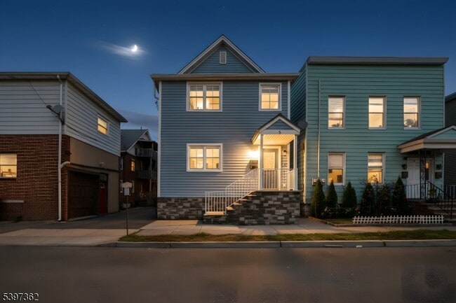 Building Photo - 8 Essex St Unit 2