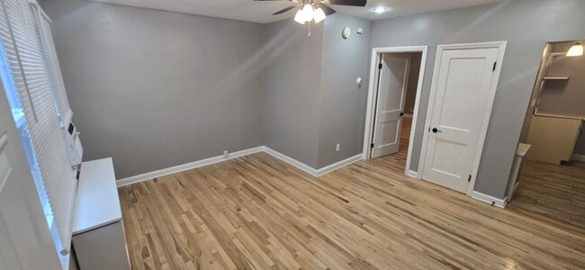 Building Photo - 2827 Clearview Ave Unit 1