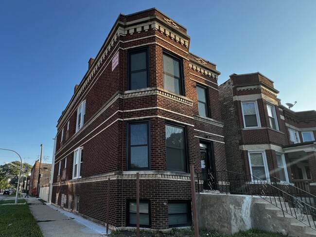 Building Photo - 4956 W Erie St Rental