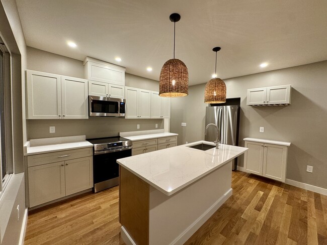 Building Photo - 14 8th St Unit 2