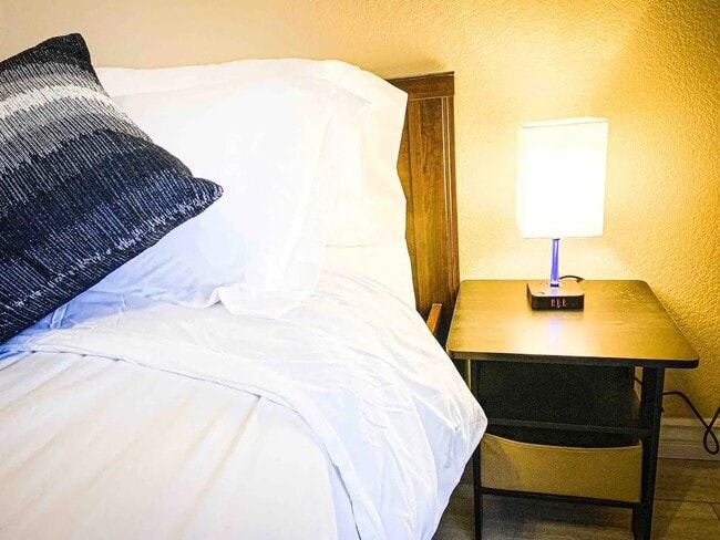 Building Photo - 1350 S Greenfield Rd Unit 1017