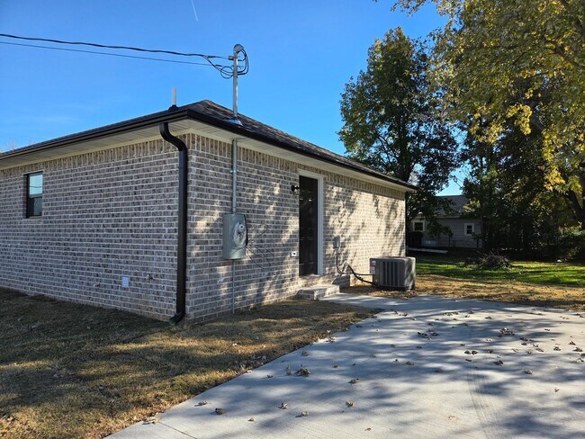 Photo - 3 Bed 2 bath home on corner lot